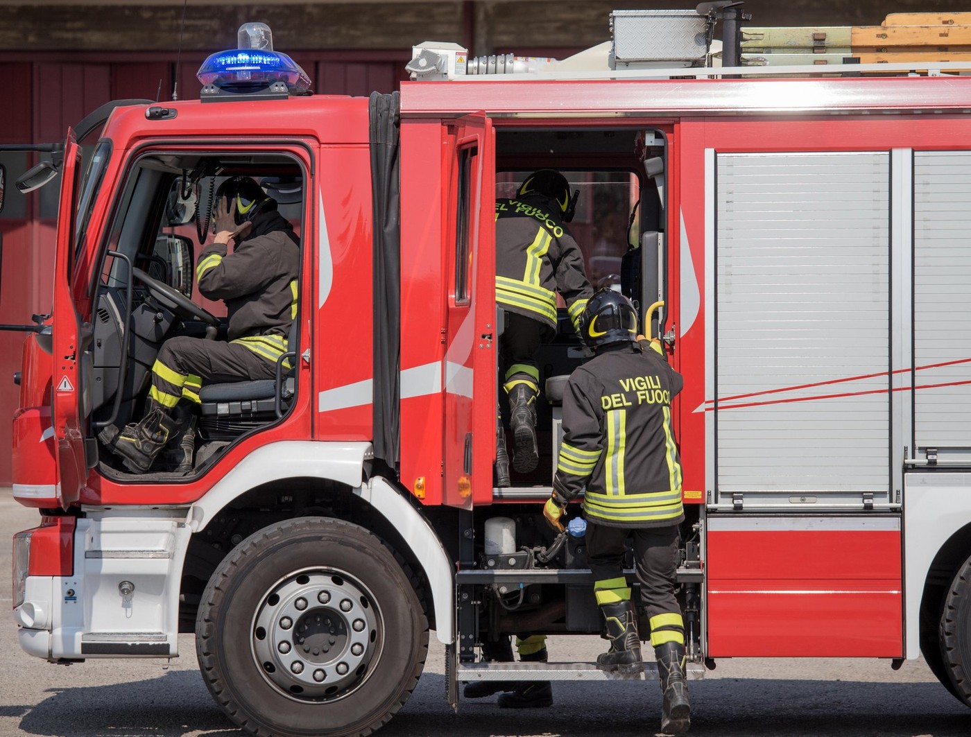 Incendiul de pe platforma Oltchim nu a fost lichidat după trei zile. Stratul de deșeuri plastice are 20 de metri grosime