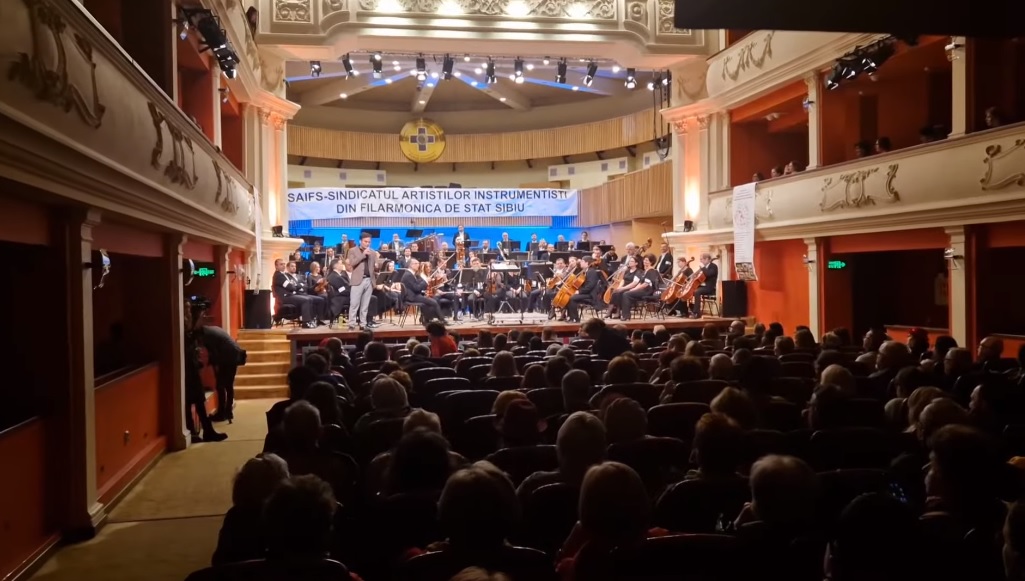 „Bătaie de joc”: Huiduieli și spectatori revoltați după ce Filarmonica de Stat Sibiu a anulat un concert cu sala plină