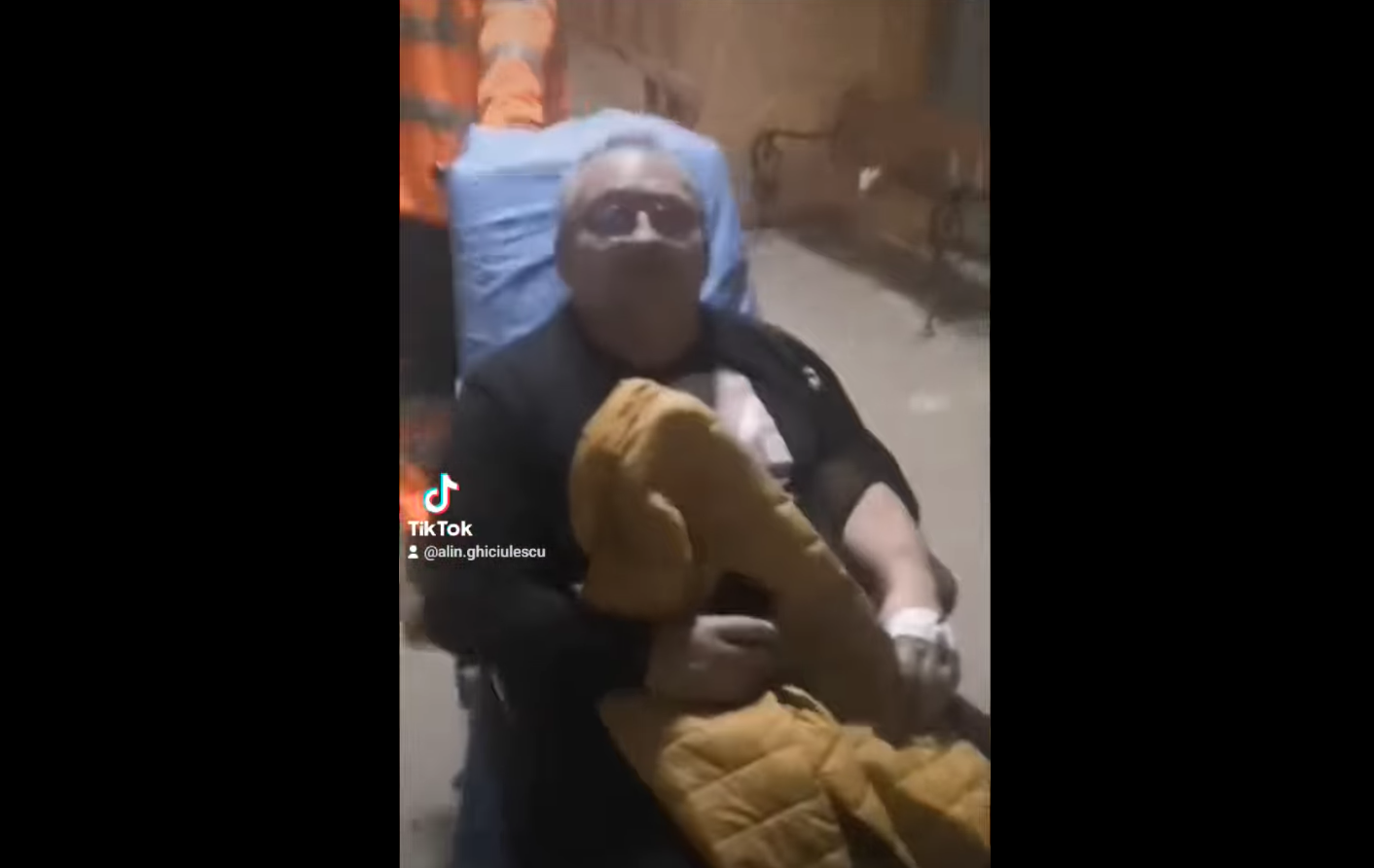 Paznicul unei primării din Mehedinți a fost bătut de primarul beat pentru că nu votează cu el la alegerile locale