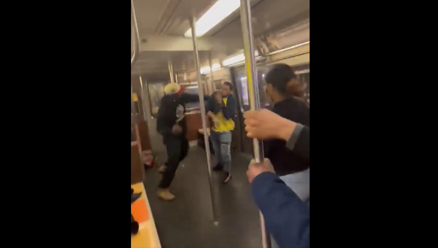 Un bărbat a fost împușcat în cap la metroul din New York, după ce a atacat un alt călător și a scos un pistol