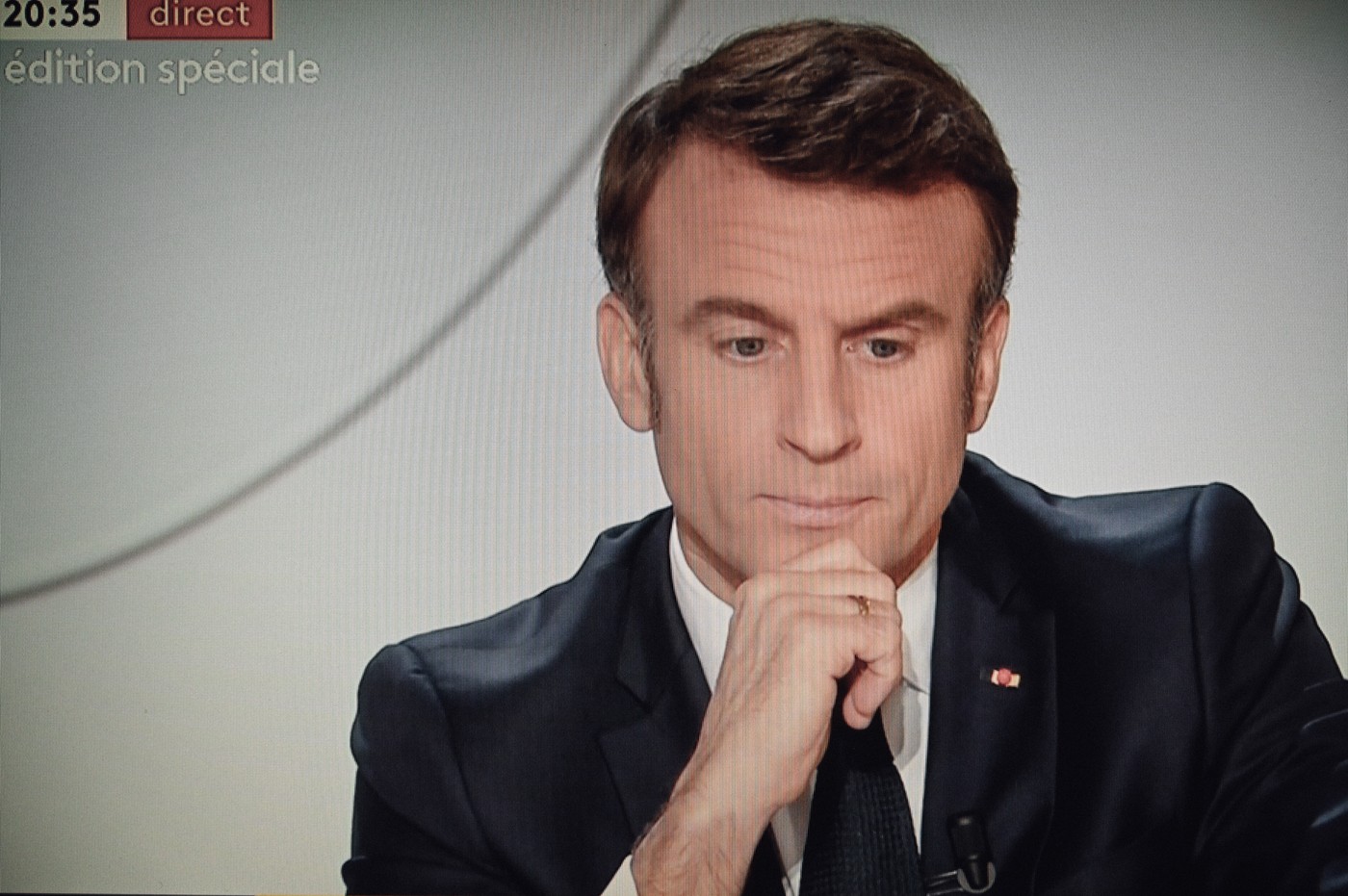 Rușii folosesc interviul lui Macron în care a spus că Rusia e „adversară” ca unealtă de propagandă. Clipul rulează în secții de vot