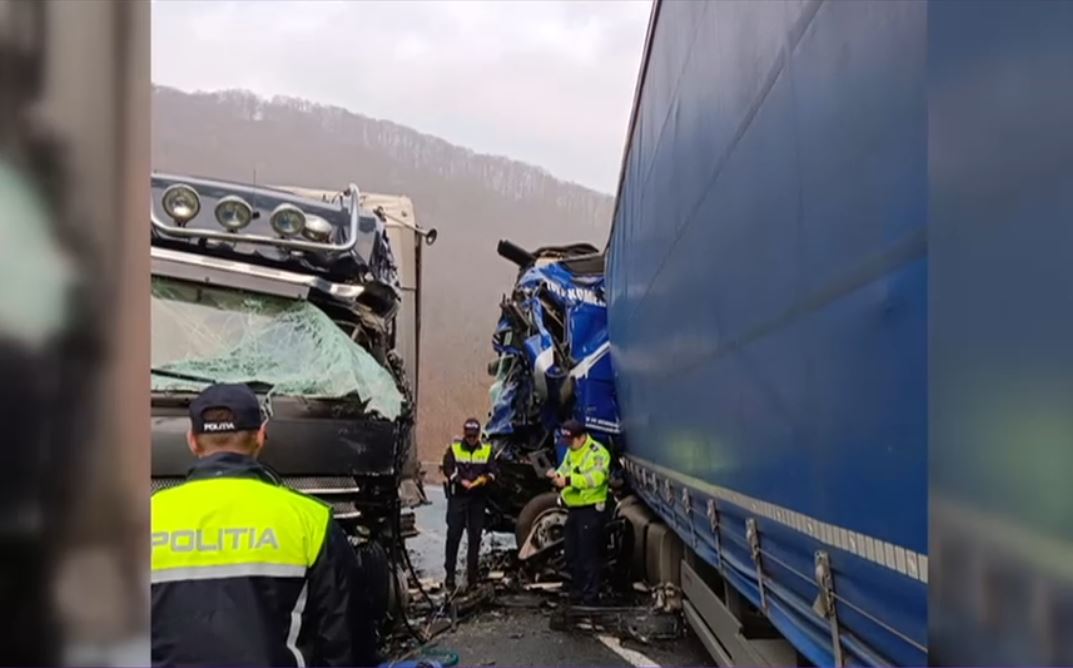 Trei TIR-uri s-au ciocnit violent pe DN6. Vinovat ar fi un șofer bulgar care nu a adaptat viteza la condiţiile de drum