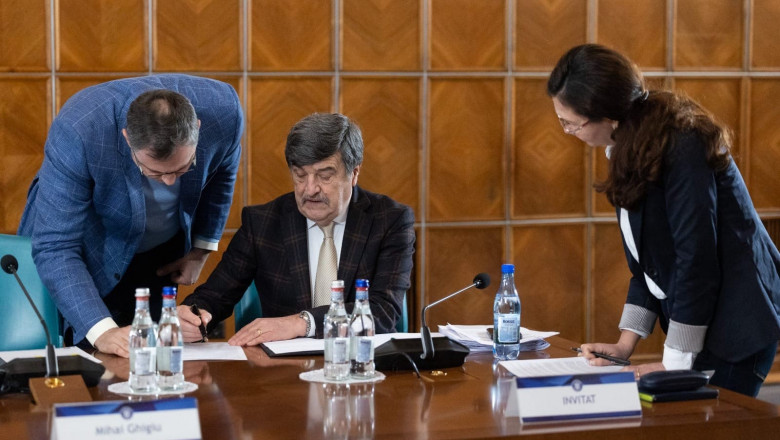 Toni Greblă, președintele AEP, semneaza hartii