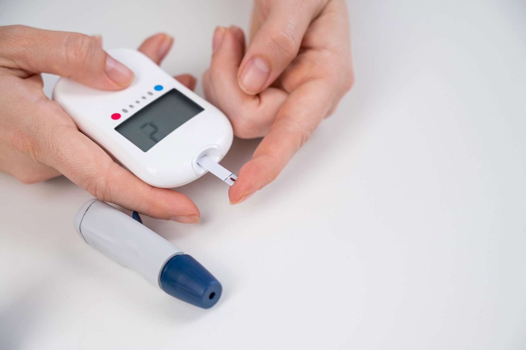 Dietă periculoasă. Medicii avertizează că oamenii care nu au diabet nu trebuie să folosească glucometre