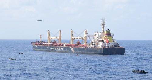 Marina indiană a salvat 17 marinari sechestrați de piraţi somalezi. Nava Ruen fusese capturată anul trecut