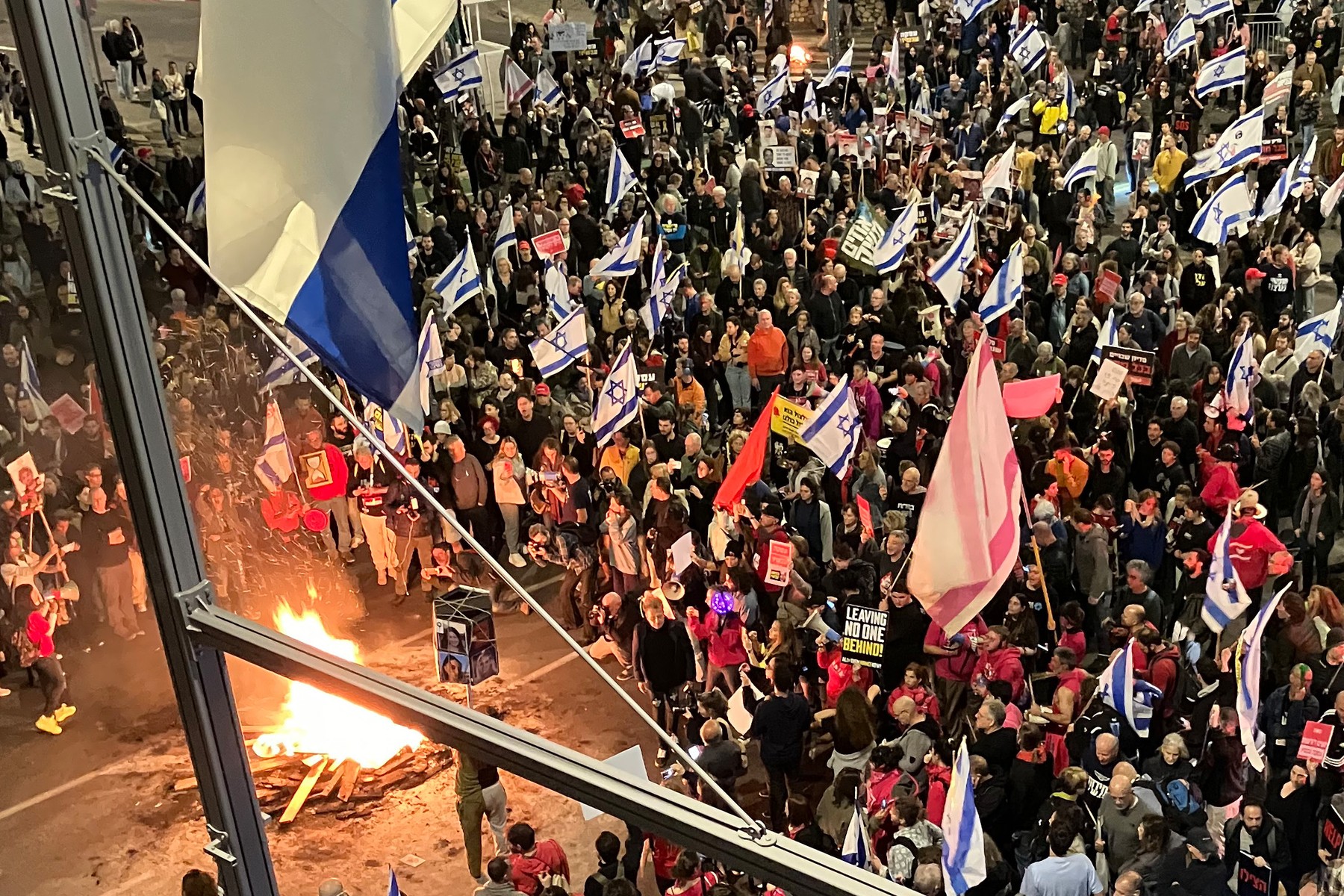 VIDEO Proteste masive la Tel Aviv. Mii de oameni au ieșit în stradă împotriva guvernului Netanyahu