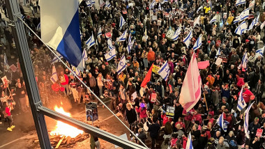 Proteste masive au loc sâmbătă seara la Tel Aviv.