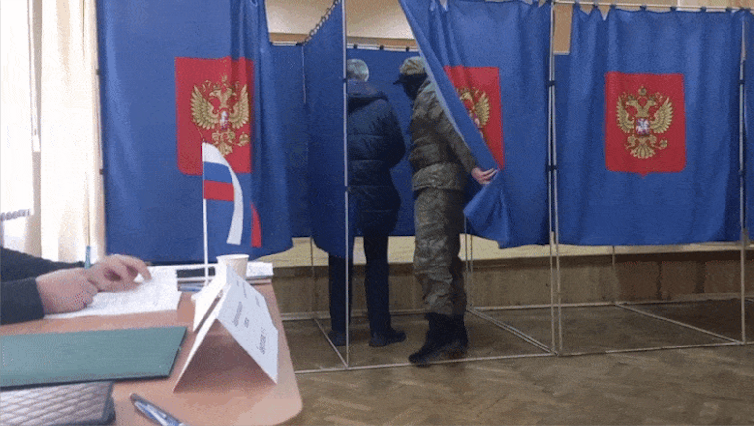 Realegerea lui Putin, explicată în 5 secunde: Un soldat mascat intră peste un alegător să verifice cum votează. „Așa a fost toată ziua”