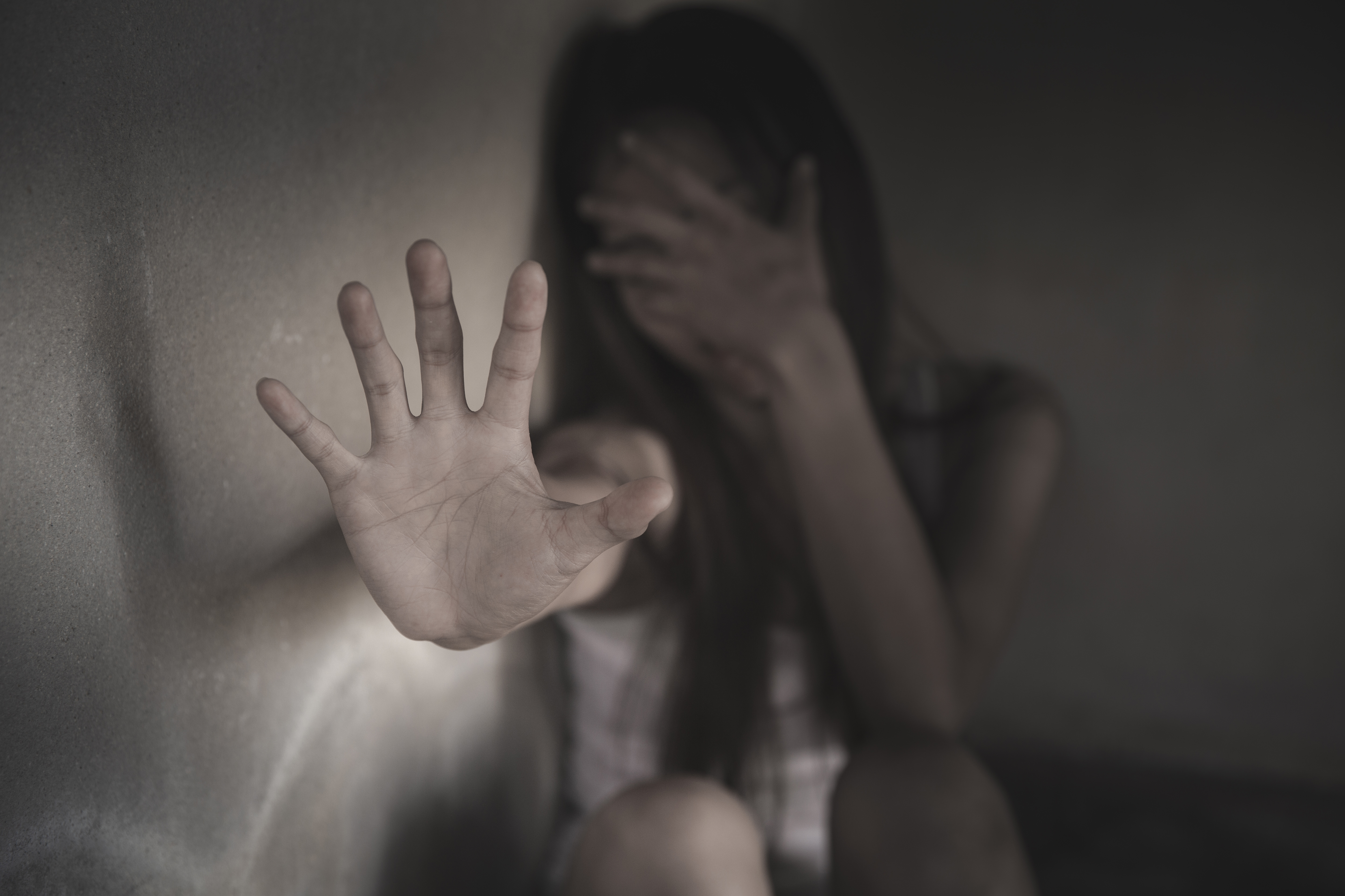 Doi băieți de 14 și 16 ani, din Alba, au fost reţinuţi de poliţişti după ce ar fi violat o fată de 13 ani