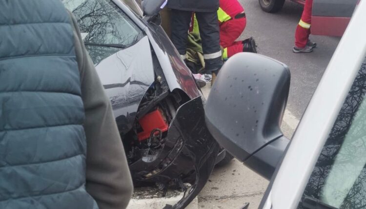 O femeie a murit pe loc şi alta a fost grav rănită, după ce mașina în care se aflau s-a izbit de un cap de pod
