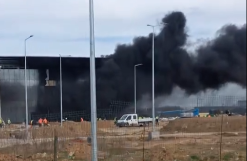 Incendiu la o hală a aeroportului din Craiova, unde au ars materiale de construcţie