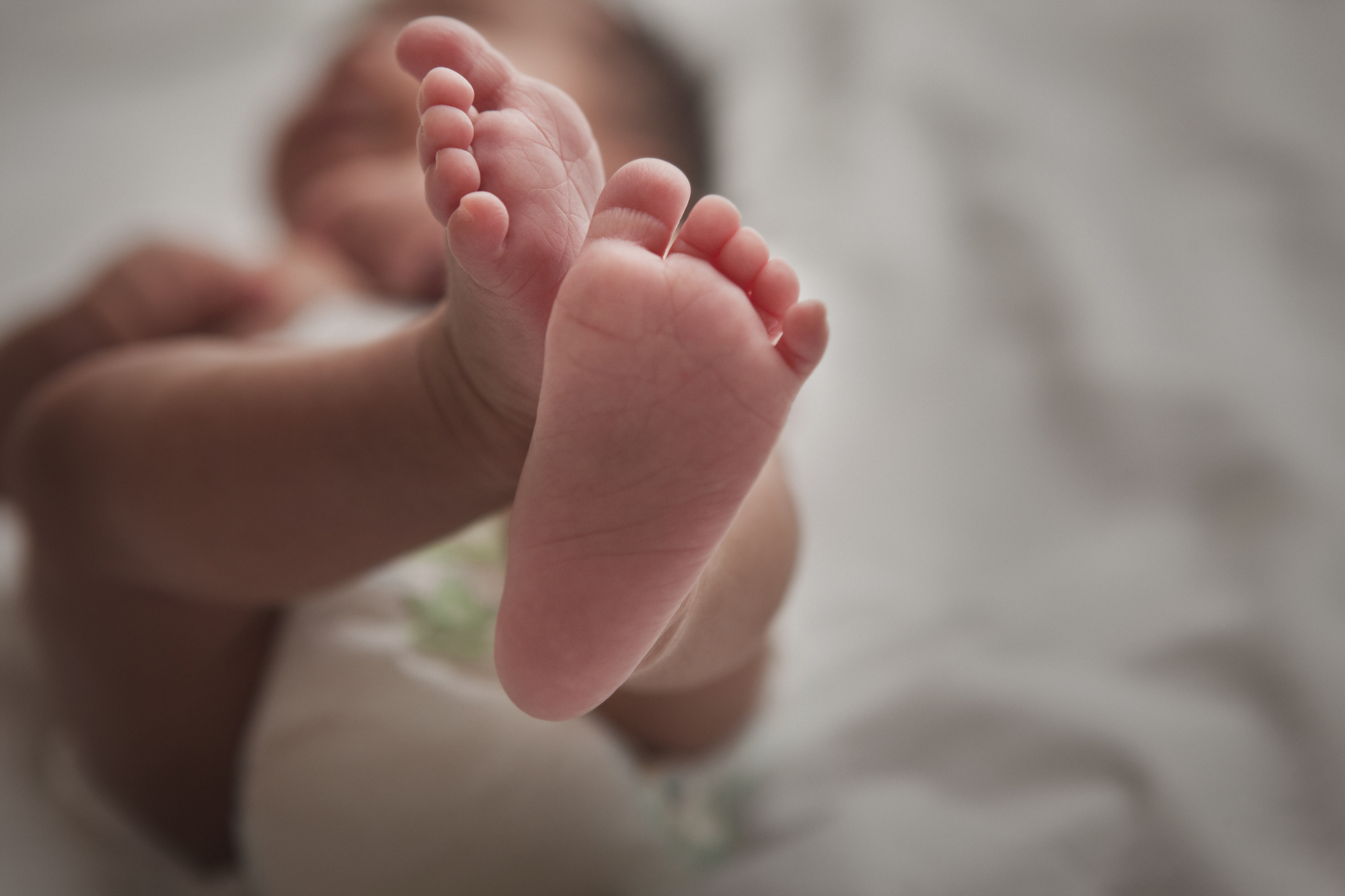 O femeie din Suceava, care abia născuse, și-a învelit copilul într-o pătură și l-a ascuns în mașina de spălat