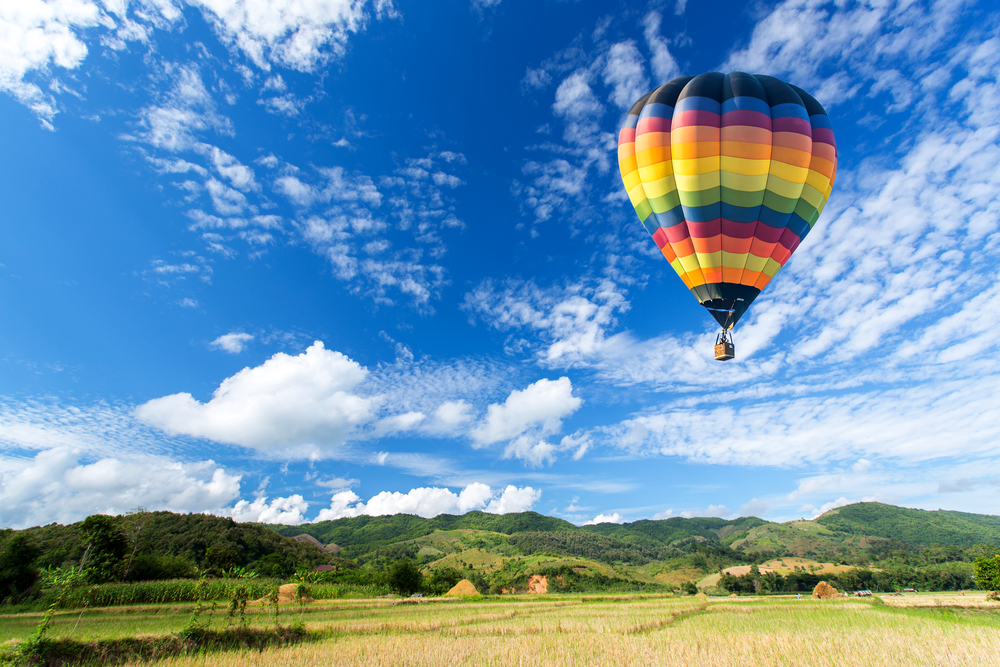 Un bărbat a fost găsit mort, în mijlocul străzii. S-a dovedit că acesta căzuse dintr-un balon cu aer cald