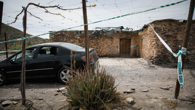 casa din piatra cu o masina parcata in fata