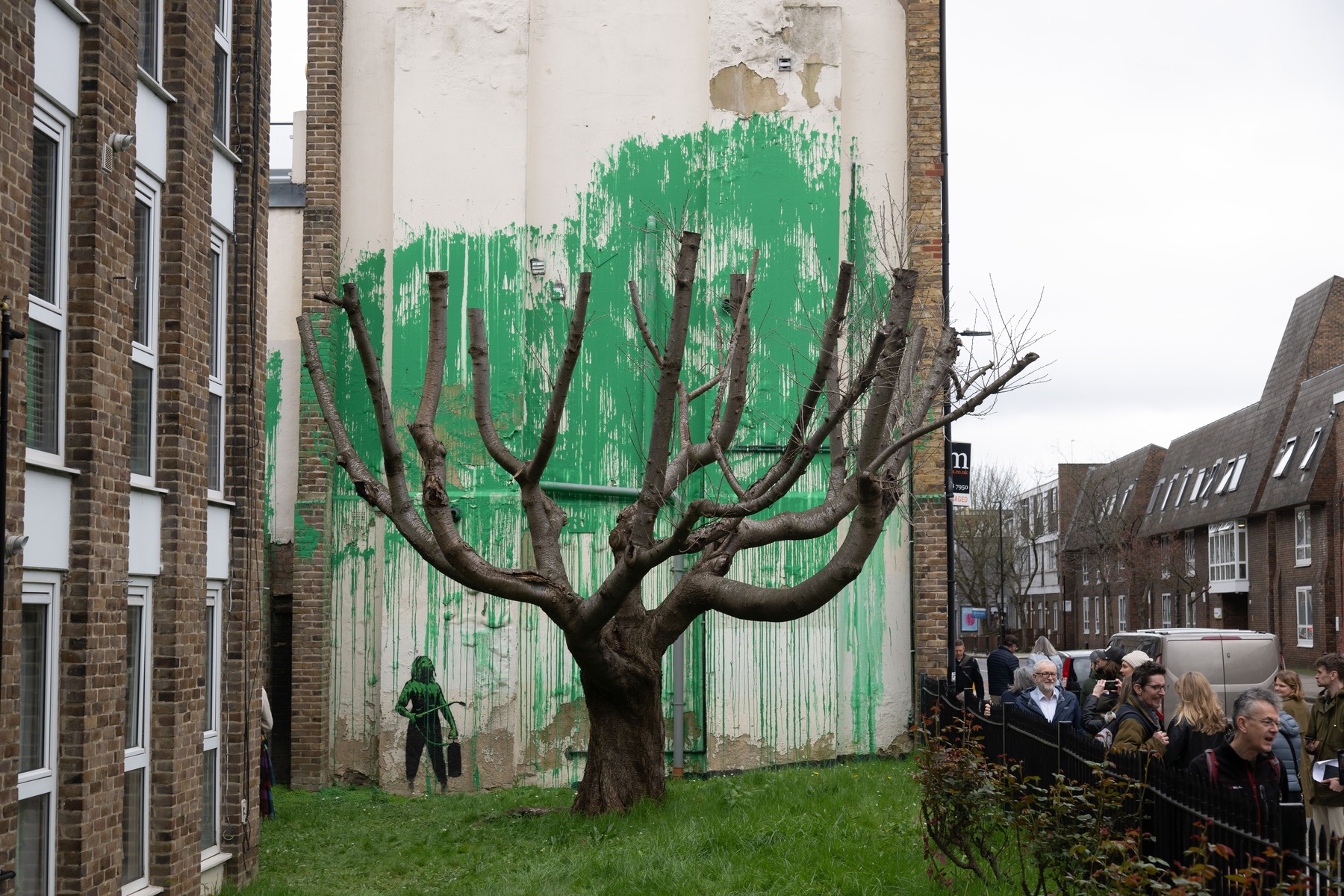 Banksy confirmă că este autorul picturii apărute peste noapte pe o clădire din Londra
