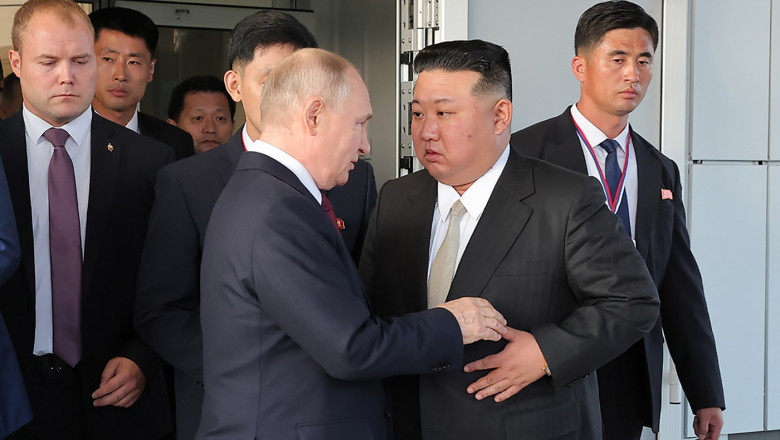 Putin îl pipăie pe Kim