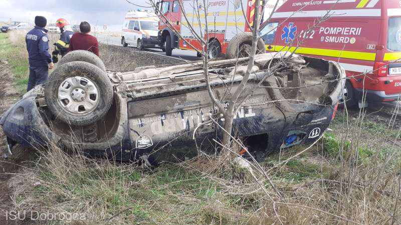 Un bărbat a murit după ce a pierdut controlul direcţiei autoturismului şi s-a răsturnat în afara drumului, pe DN 2A