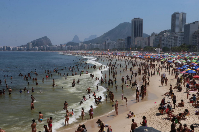 RECORD DATE NOT STATED Weather and climate RIO DE JANEIRO 17.03.2024 CALOR-PRAIA-RIO. Movement of bathers on Copacabana