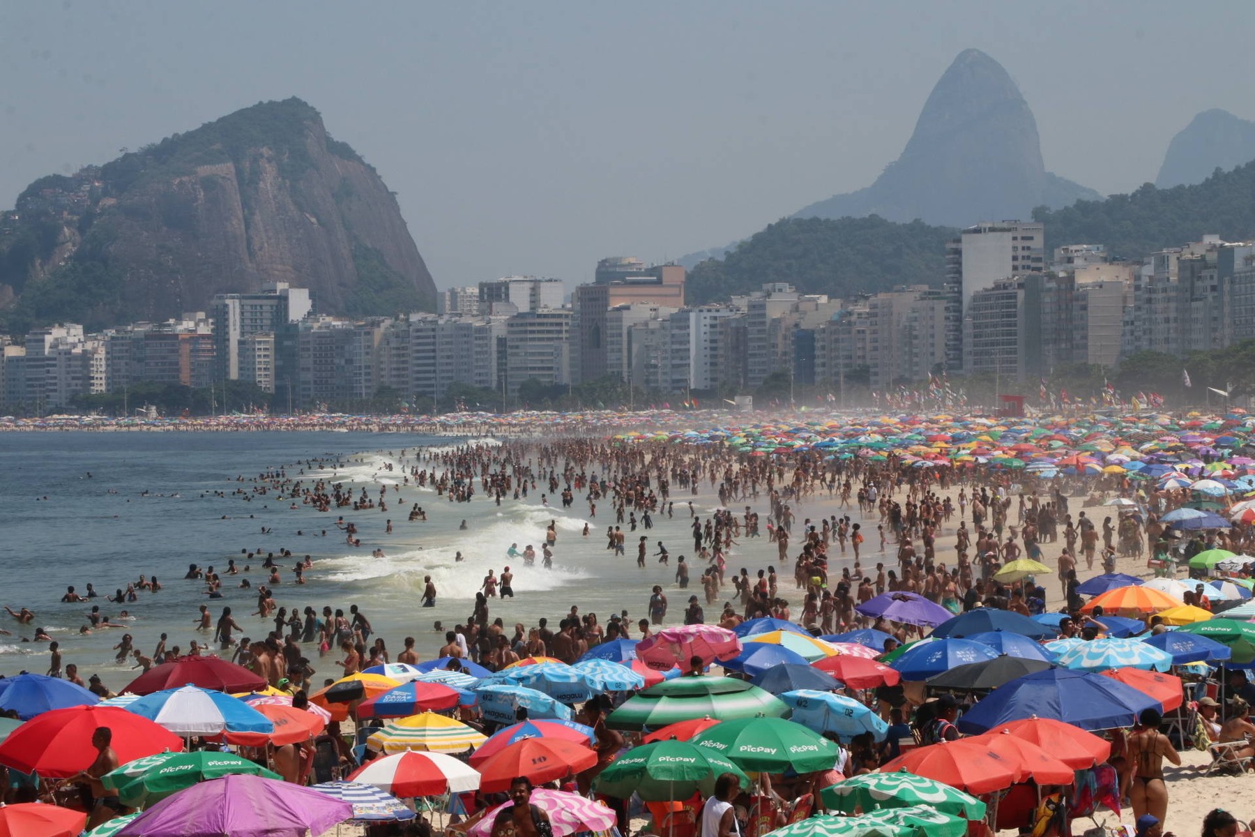 Temperatură de 62,3 grade Celsius resimţită la Rio de Janeiro. Brazilienii fug din cauza căldurii insuportabile pe plaje și în parcuri