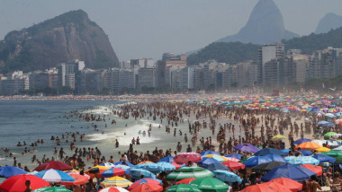 RECORD DATE NOT STATED Weather and climate RIO DE JANEIRO 17.03.2024 CALOR-PRAIA-RIO. Movement of bathers on Copacabana