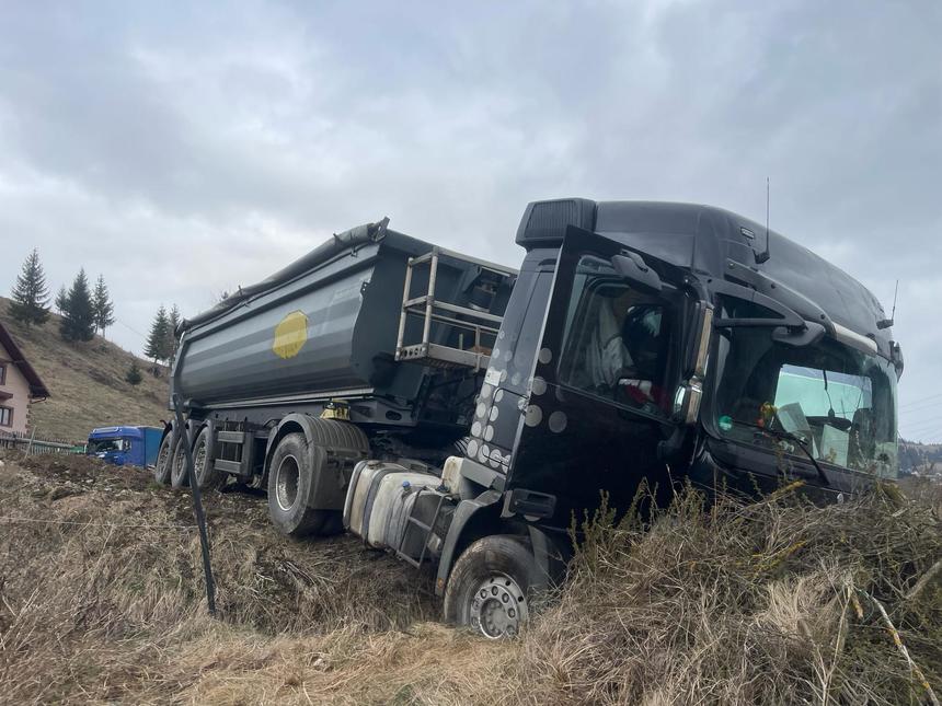 Un camion a ieşit în afara drumului, la Dorna Cândrenilor. Şoferul, găsit în stop cardio-respirator, a fost declarat decedat