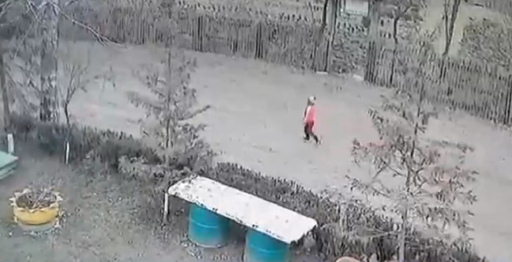 Cum a fost găsit după 25 de ore băiețelul de 2 ani dispărut din curtea casei. Imaginile cu el surprinse de o cameră video dintr-un parc