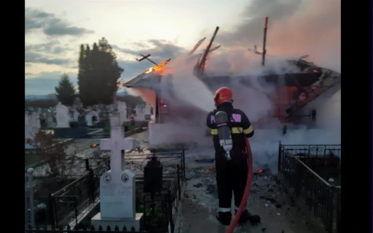 O biserică monument istoric, de aproape 300 de ani, a ars în Râmnicu Vâlcea