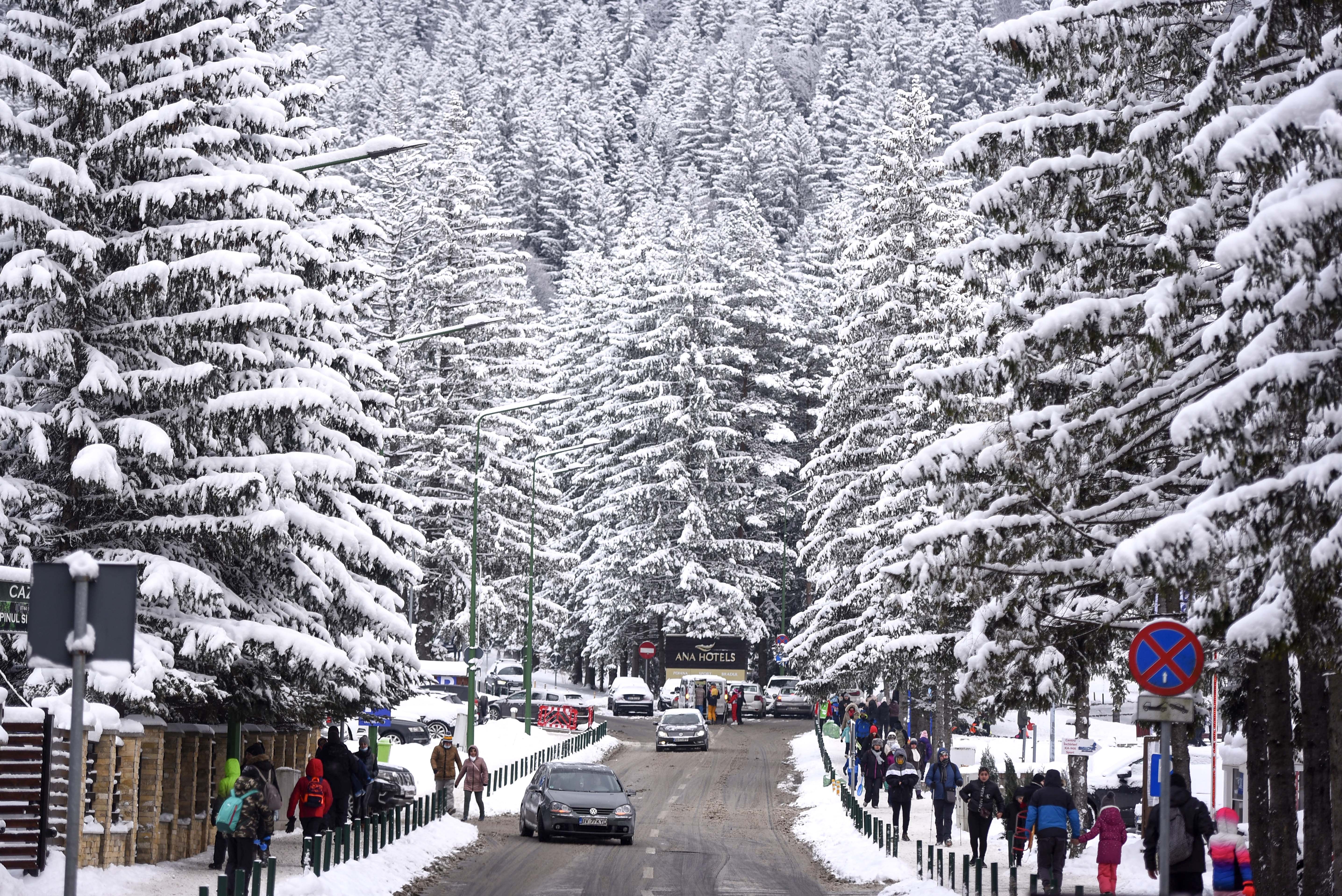Ninsori, lapoviță și ploi în următoarele două zile. Vreme deosebit de rece în București, cu temperaturi care scad spre 1 grad