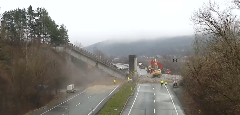 Imagini de pe DN1, unde se demolează un pasaj. Circulația este oprită până mâine la miezul nopții
