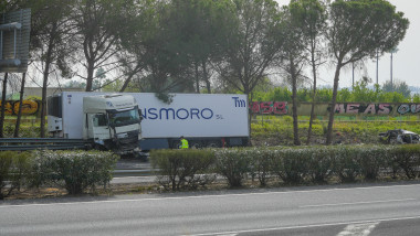 Un camion a intrat într-un baraj de poliție, în Spania, în apropiere de Sevilla.