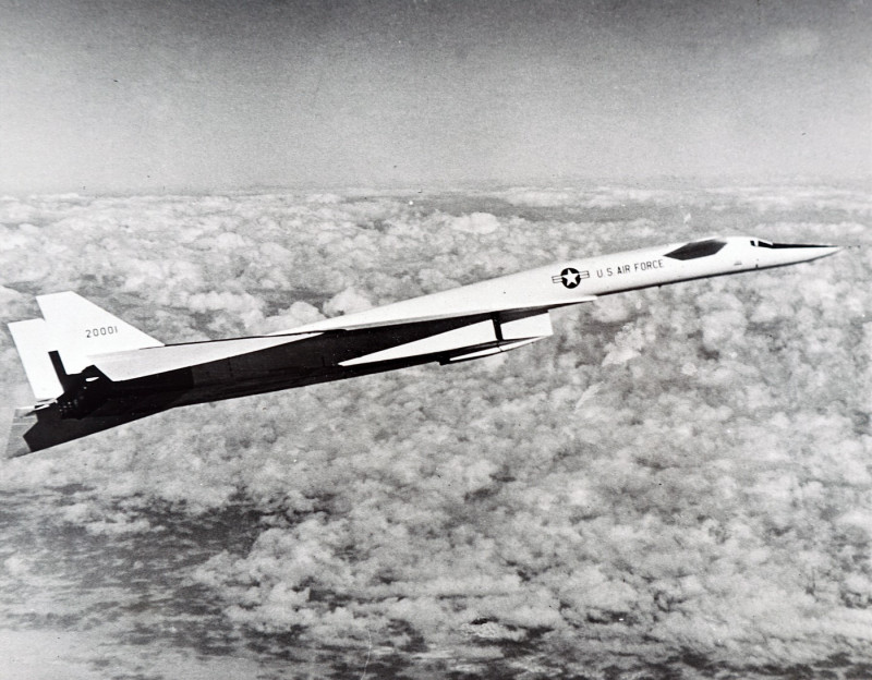 Photograph of a North American XB-70 Valkyrie in flight