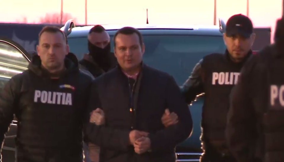 VIDEO. Cătălin Cherecheș a ajuns în România cu o dubă a poliției din Ungaria. El a fost predat în vama Nădlac 2