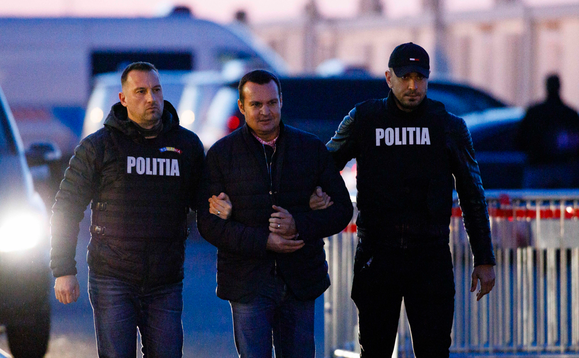 VIDEO. Catalin Chereches a ajuns in Romania cu o duba a politiei din Ungaria. El a fost predat in vama Nadlac 2