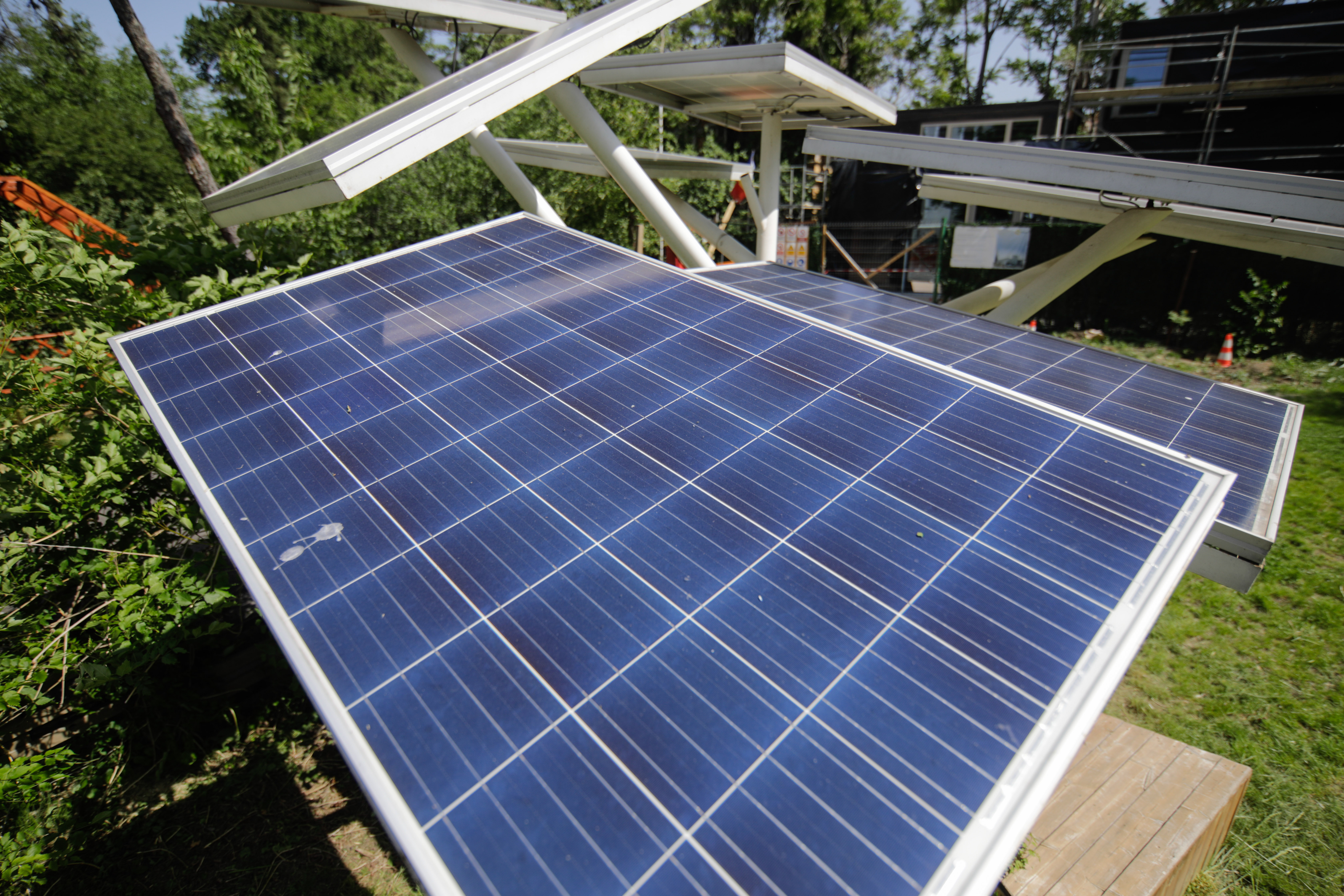 Camera Deputatilor a eliminat obligatia prosumatorilor de a-si instala baterii de stocare a energiei