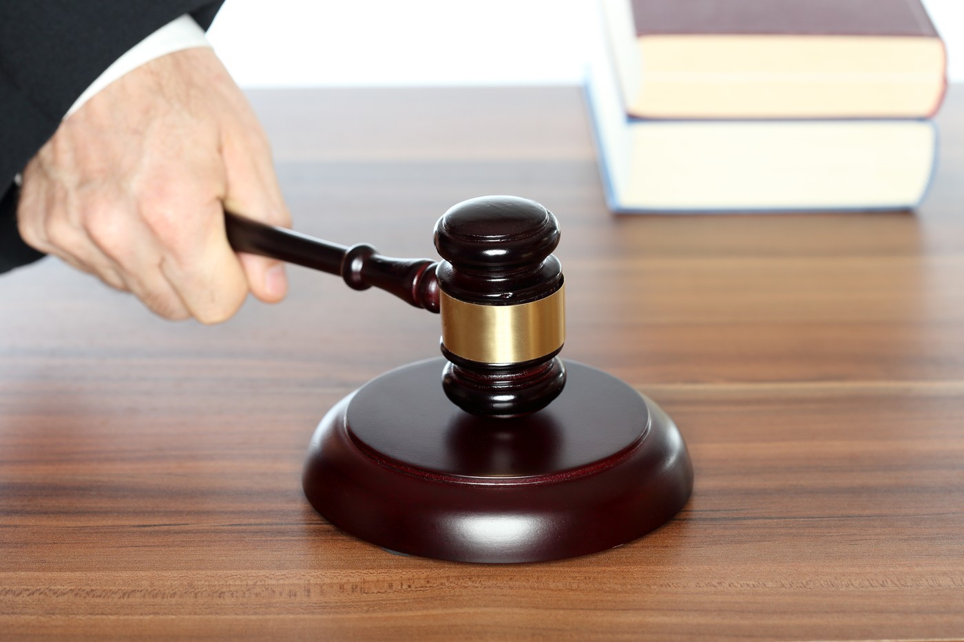 Flagrant de 26.000 de euro. Doi bărbați, reținuți după ce i-au promis unui inculpat pentru tentativă de omor că îl scapă de condamnare