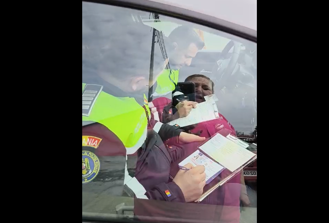Șoșoacă a rămas fără permis după ce a fost prinsă de radar. A făcut scandal și a țipat la polițiști: „Alo! Sunt actele mele”
