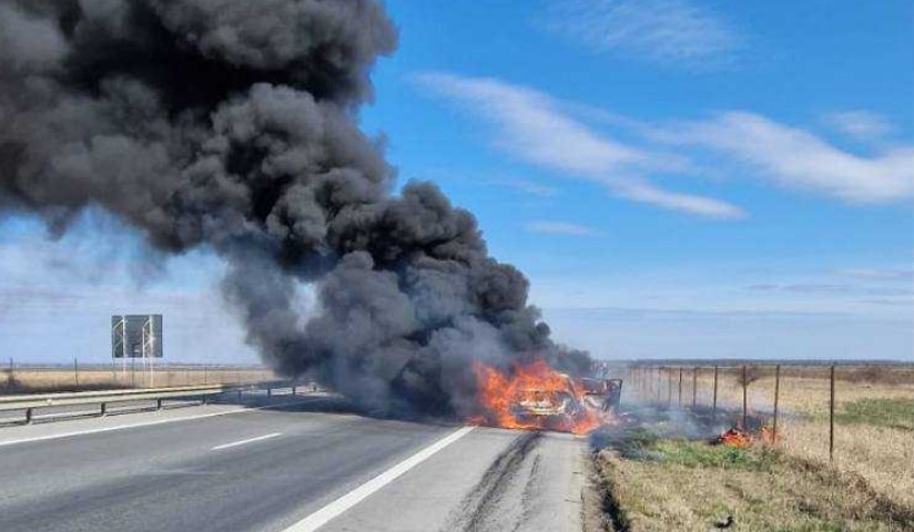 O mașină a luat foc în mers pe A1. Trafic restricționat pe sensul de mers către București
