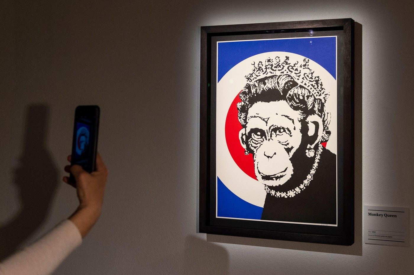 „Misteriosul” Banksy ar putea fi obligat de instanță să-și dezvăluie identitatea după un desen cu Regina Elisabeta a II-a