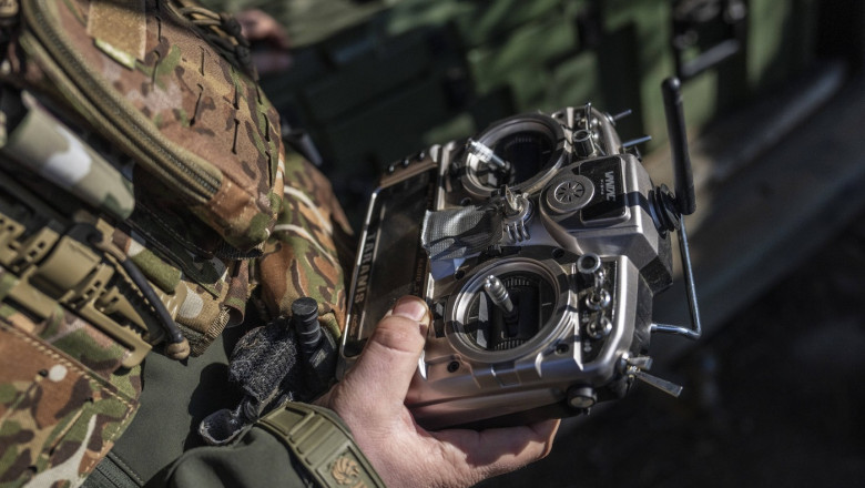 O telecomandă de control pentru drone ținută în mână de un soldat ucrainean