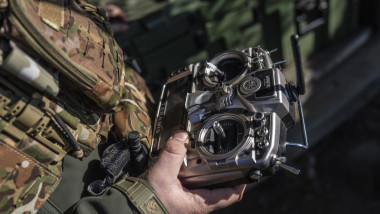 O telecomandă de control pentru drone ținută în mână de un soldat ucrainean