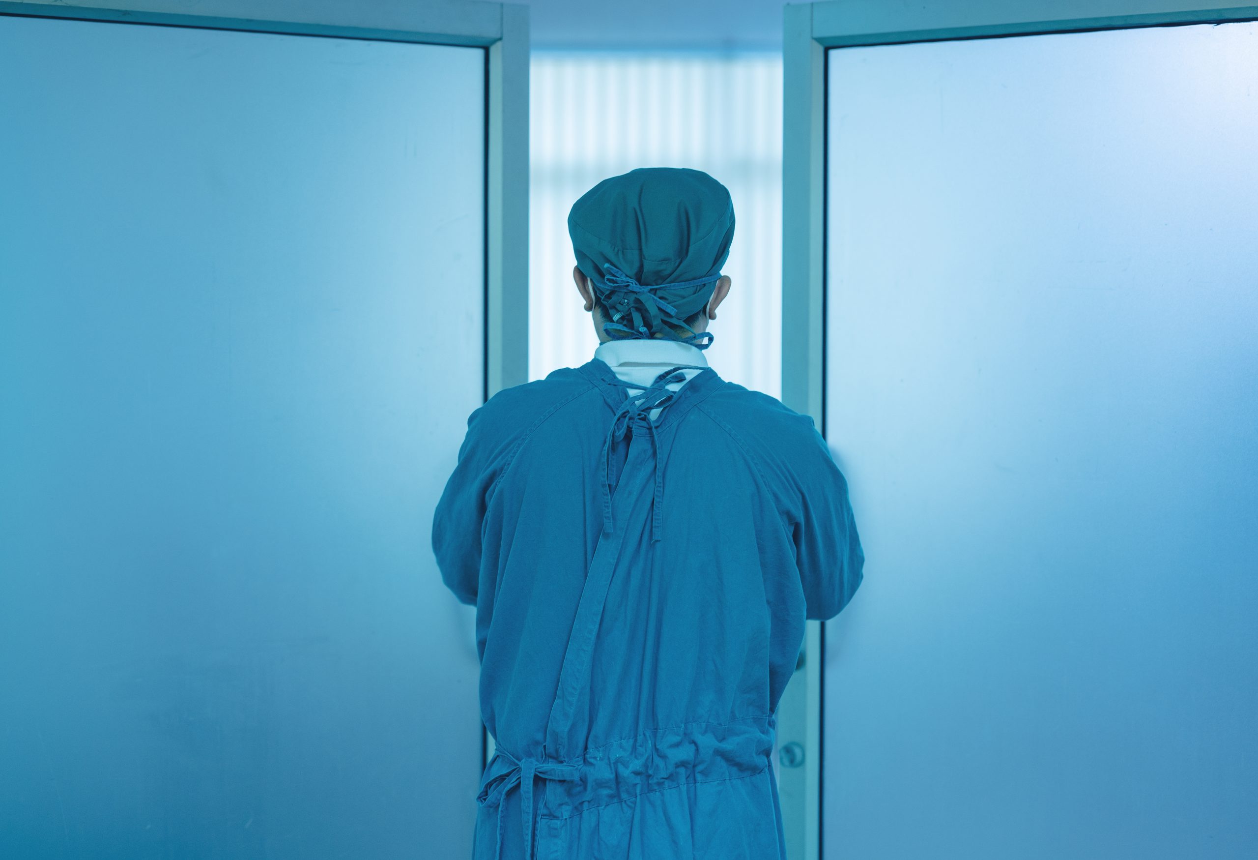 Medic ginecolog din București, acuzat de vătămare corporală din culpă. După operaţie, pacienta sa a ajuns la spital cu septicemie