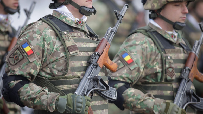 Soldați români cu AK-47