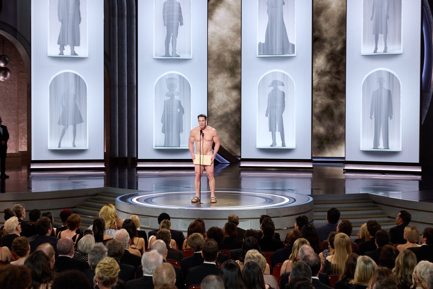 John Cena a urcat în pielea goală pe scena galei Oscar, ca să anunțe premiul pentru costume