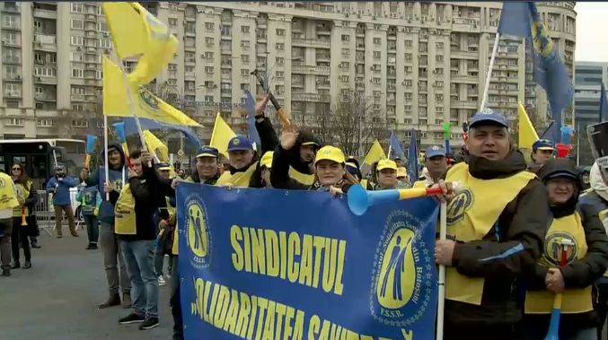 Protest în București. Mii de medici, asistenți și infirmieri blochează centrul Capitalei și amenință cu greva din cauza salariilor