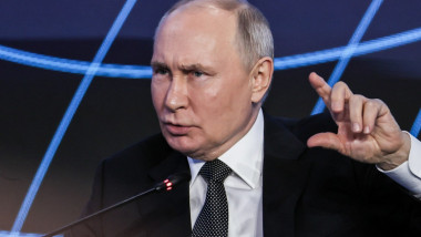 Putin gesticulează