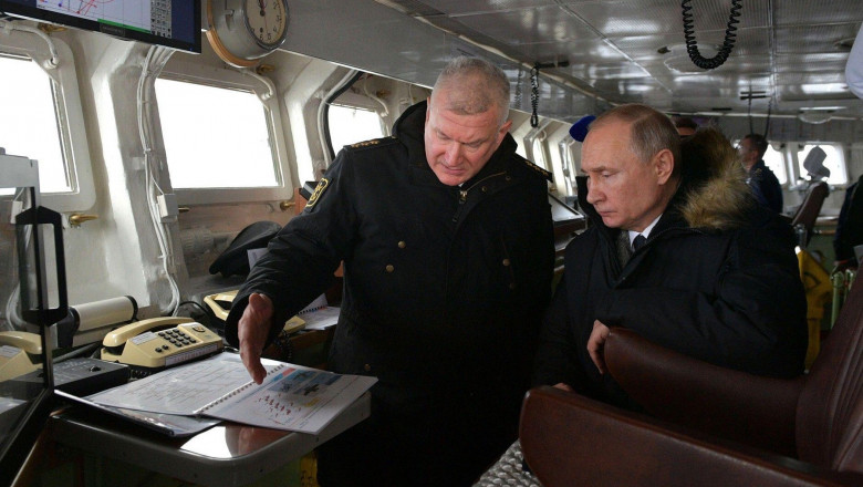 Russian President Vladimir Putin and the Commander-in-Chief of the Russian Navy, Admiral Nikolay Evmenov (from R to L)