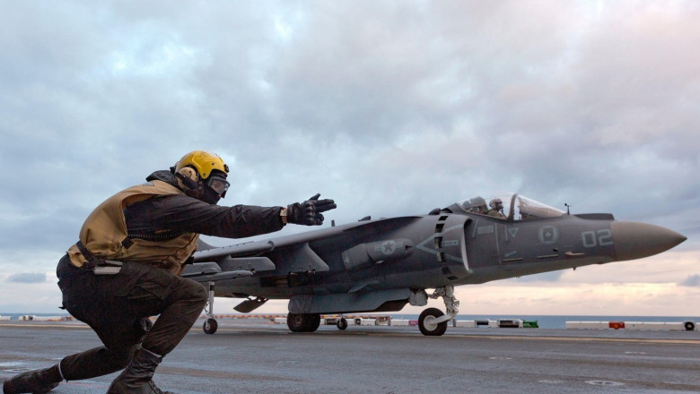 avion de vănătoare AV-8B Harrier II se pregătește să decoleze