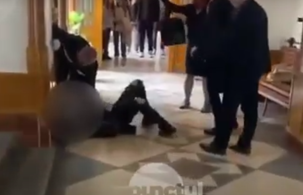Un elev de 15 ani și-a luat la bătaie diriginta, după ce fusese amendat de poliție pentru scandal la ore. Femeia, amenințată cu moartea