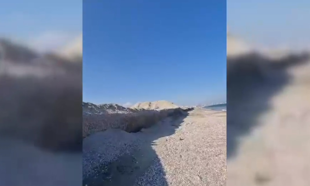 VIDEO Pe plajele lărgite din Mamaia s-au format pereți de nisip înalți de un metru