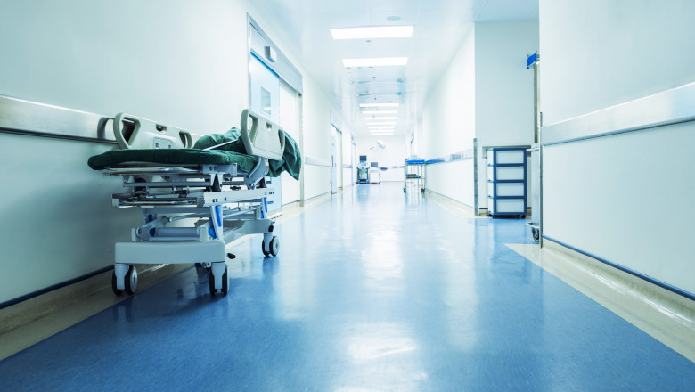 O asistentă medicală a fost reţinută pentru trafic de influenţă, în urma unei anchete sub acoperire
